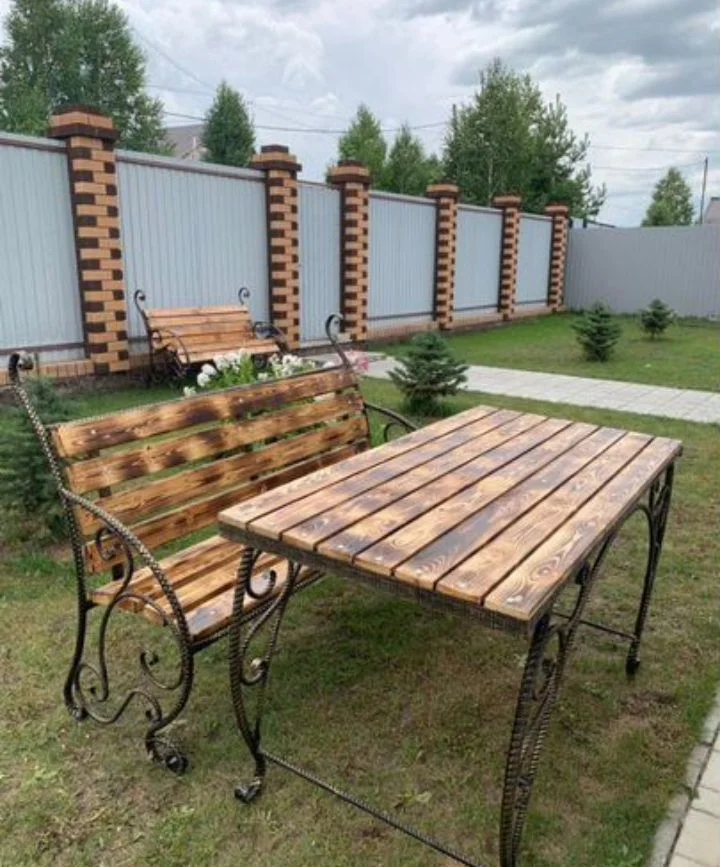 Стол и лавочка