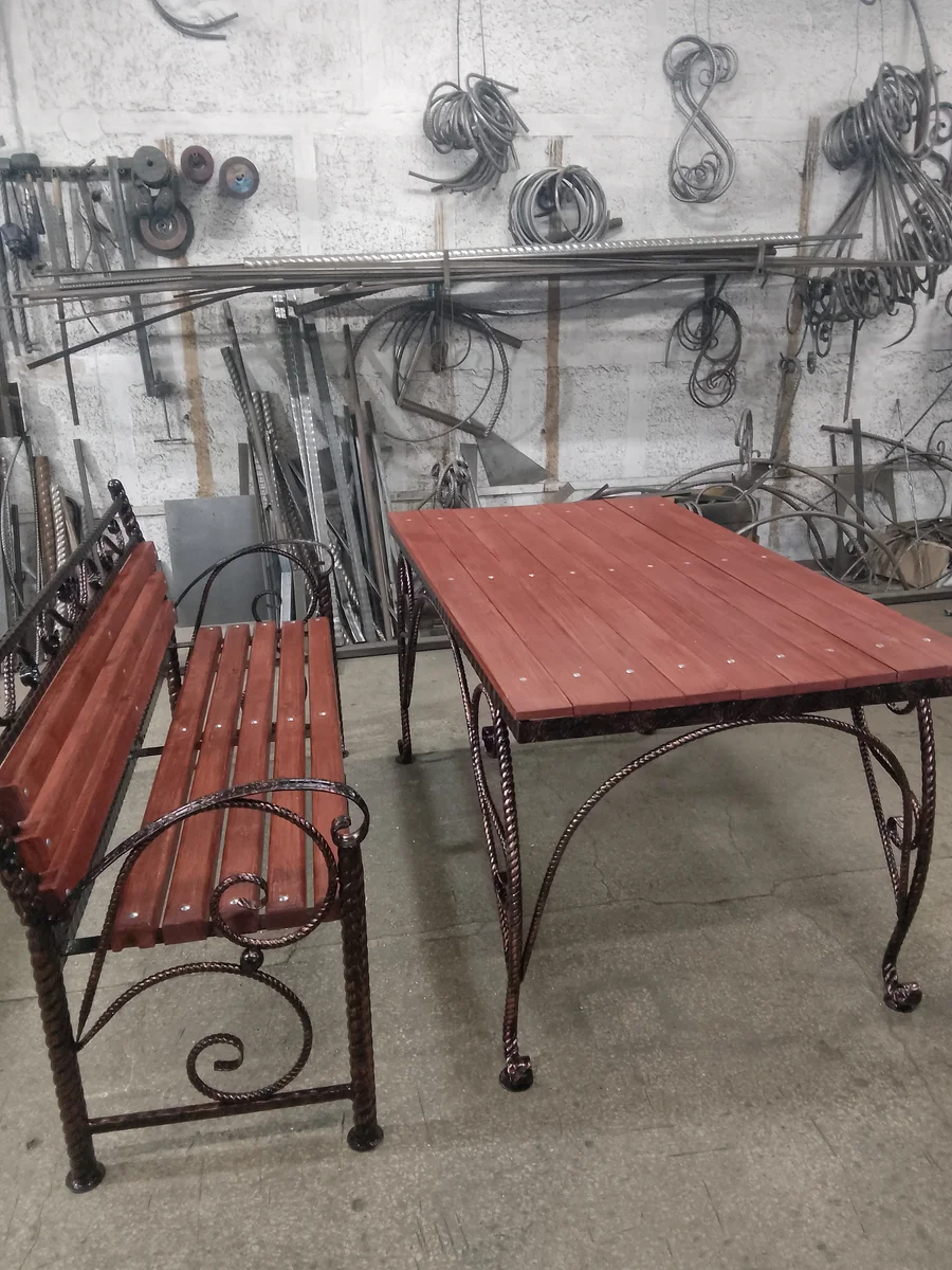 Стол и лавочка